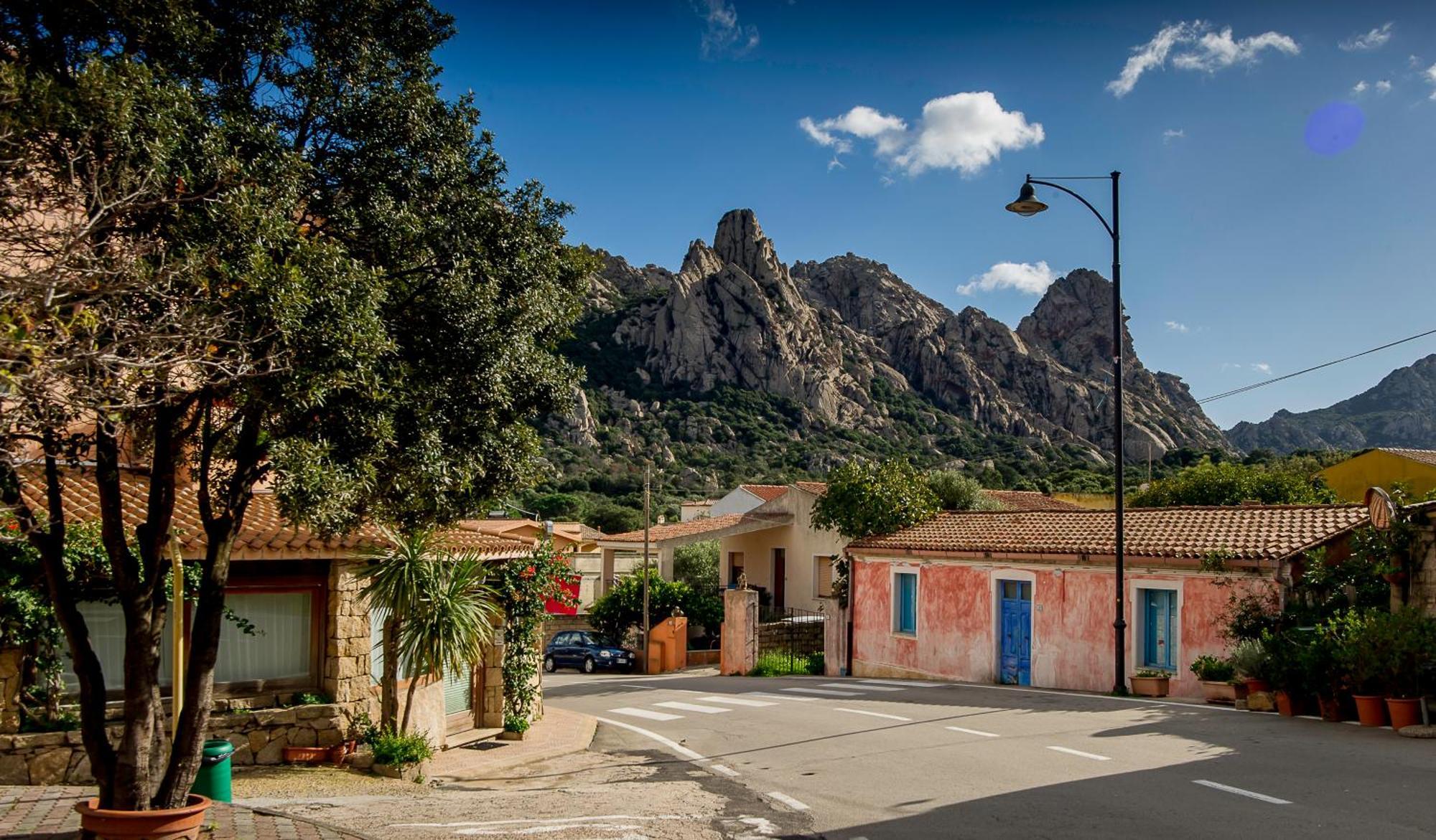 Antica Dimora La Corona San Pantaleo Exteriör bild
