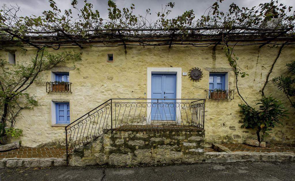 Antica Dimora La Corona San Pantaleo Exteriör bild